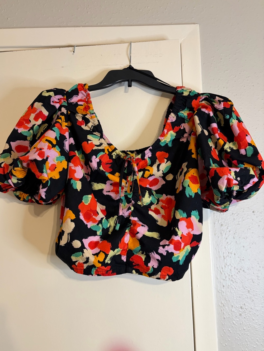 Circus by Sam Edelman Black Floral Puff-Sleeve Crop Top